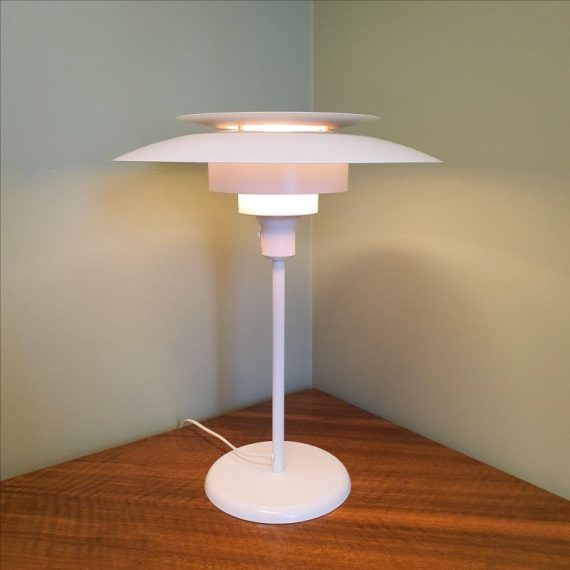 Simon Henningsen Lyskaer Belysning Model 2015 - Vintage Deens design - Schalenlamp Tafellamp met schakelaar onderaan de kap - wit metaal H50cm Ø40cm - in goede staat - € 295