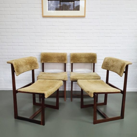 Set Mid Century ART FURN Stoelen, vintage Deens design - Palissander - Rosewood Danisch chairs - H78xB49xD57cm Zithoogte 44 cm - in goede staat, hebben wel nieuwe bekleding nodig (niet heel moeilijk zelf te doen) - Sold