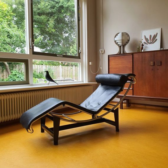 Vintage LC4 Chaise Longue Le Corbusier copy/reproductie - zeer goede kwaliteit en in goede vintage staat, mooi leer, alleen aan de onderkant van het kussen wat slijtageplekjes - niet gemerkt, volgens de vorige eigenaar wel afkomstig uit de Cassina fabriek en met boek van Le Corbusier - sold