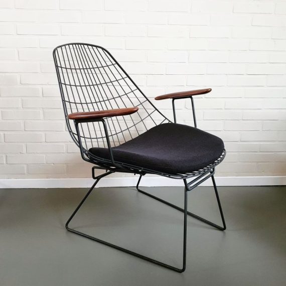 Originele Vintage Pastoe Fauteuil FM06 by Cees Braakman 50's / 60's - draadstaal met origineel kussen (los) nieuw gestoffeerd met zwarte Ploegstof - teakhouten armleuningen - zithoogte 40cm - in zeer goede vintage staat - sold