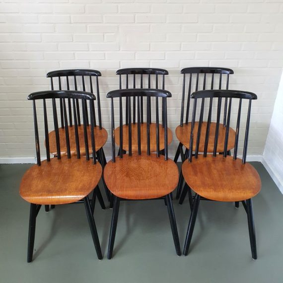 Set van 6 Fanett chairs 65T Ilmari Tapiovaara, het smallere model spijlenstoel van Lennart Karlstorp, jaren 60 - 7 spijlen en zitting in gebogen plywood - in goede vintage staat; stevig en intact, geen schade, wel is de leeftijd zichtbaar aan de lak - B44xD42xH84cm zithoogte 44cm - Setprijs € 400