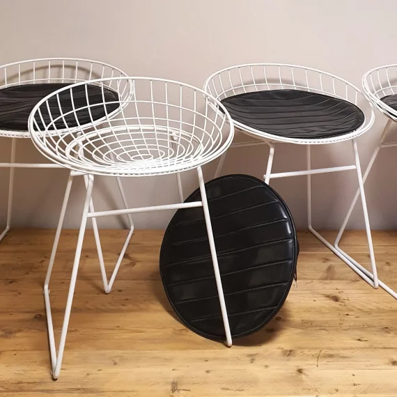 Vier stuks beschikbaar; witte Pastoe Kruk KM05 by Cees Braakman & Adriaan Dekker, inclusief origineel leren kussen in zwart - H56cm zithoogte 45cm Ø46cm - Originele exemplaren uit de jaren 60, in goede staat - sold