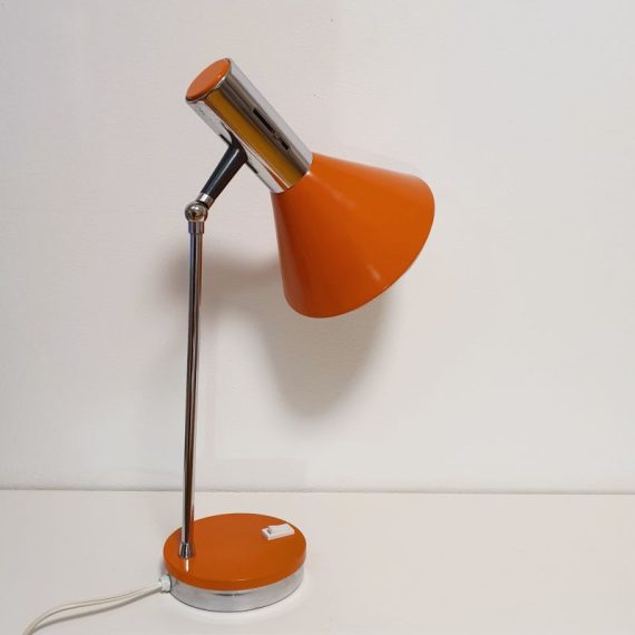 Vintage Tafellamp Bureaulamp in chroom met oranje metaal, schakelaar op de voet - in goede vintage staat - Hoogte ongeveer 45cm - € 95