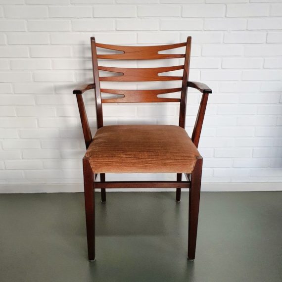 Vintage design stoel / leunstoel / bureaustoel in teak, zitting bekleed met zachtroze velours - jaren 50, zou een ontwerp van Johannes Andersen kunnen zijn voor Vamo Sønderborg, Denmark - in goede vintage staat - H83xB57xD50cm zithoogte 46cm - € 195