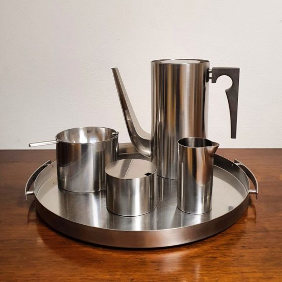 Cylinda-Line Koffie set jaren 60 - Arne Jacobsen voor Stelton - dienblad, koffiepot, roomkan, suikerpot met lepel en asbak groot formaat - in goede vintage staat met lichte gebruikerssporen - stainless steel met bakeliet - Vintage Danish design - Setprijs € 610