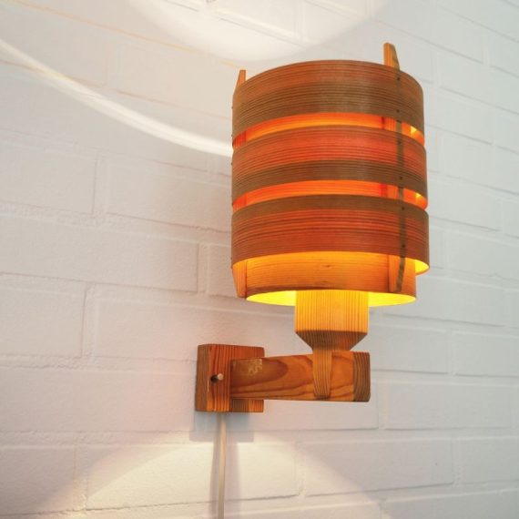 Wandlamp in hout en plywood by Hans Agne Jakobsson for Ab Ellysett Markaryd, Sweden - in goede vintage staat, heeft een kleine reparatie - Vintage Zweeds design - € 250