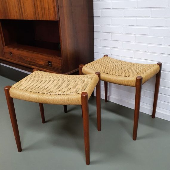 Zeldzame Footstool / Ottoman / Kruk model 80a by Niels O. Møller voor J. L. Moller, Denmark 50's - Teak en papercord - in zeer goede staat - B50xD37xH45cm - sold