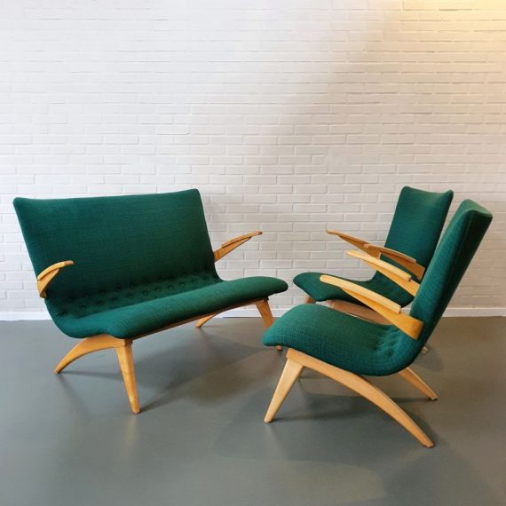 Zeldzame Van Os Zithoek: Sofa en twee Fauteuils - van Os Culemborg jr 50 Dutch design - In goede vintage staat, de bank heeft 1 reparatie (professioneel en onzichtbaar) bij een poot. De set is eens opnieuw gestoffeerd met prachtige groene kwaliteitsstof ; inmiddels heeft 1 fauteuil wat lichte slijtage boven/achter en mist 2 knopen. Verder hier&daar wat lichtere plekjes aan de rugleuningen. Vullingen zijn goed - Sofa B127xD83xH86 Fauteuils B63xD83xH86 - zit heerlijk! Sold