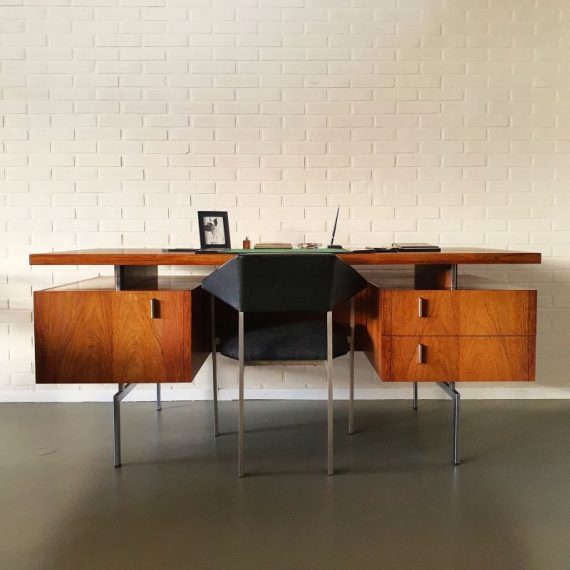 Hulmefa Directie Bureau in palissander met metalen onderstel en details, 3 lades en open vak aan de achterkant, mooi om vrij in de ruimte te staan - 175x75x74,5cm - compleet met bijbehorende comfortabele stoel in metaal, leer en stof én uitgebreide set leren bureau attributen - Fantastische hoogwaardige set - High end executive desk by Hulmefa, 60's Dutch design - Sold