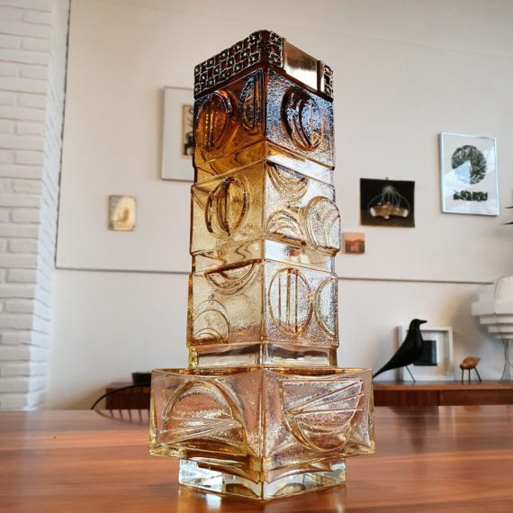 Brutalistische vaas in amber crystal glass met bronzen band van Pentti Sarpaneva voor Kumela, Finland jaren 60 - zeldzaam groot model van H34xB14xB14cm - in zeer goede staat en gesigneerd - € 285