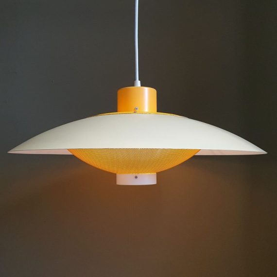 Zeldzame Lamp van Fog & Mørup Deens design jaren 60 - in zachtgeel/beige met oranjegeel metaal - geeft prachtig sfeervol licht - Ø 50cm, in zeer goede staat, met nieuw stoffen snoer - € 395
