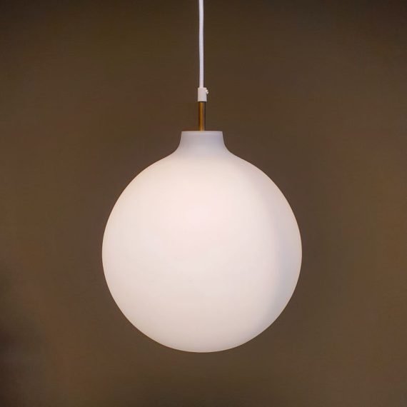 Opaline glazen Hanglamp ' Satellite 'van Vilhelm Wohlert voor Louis Poulsen, Vintage Deens design jaren 50 / 60 - in goede vintage staat en met een 3 meter lang nieuw stoffen snoer - Ø 30cm - € 375