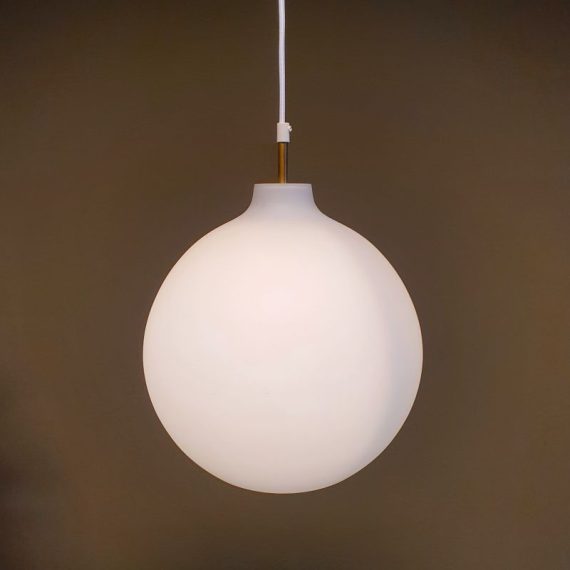 Opaline glazen Hanglamp ' Satellite 'van Vilhelm Wohlert voor Louis Poulsen, Vintage Deens design jaren 50 / 60 - in goede vintage staat en met een 3 meter lang nieuw stoffen snoer - Ø 30cm - € 335