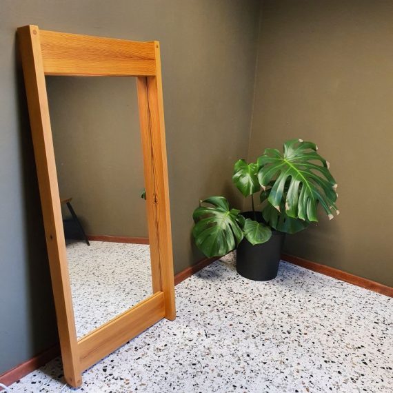 Grote Spiegel met verborgen verlichting (bovenin) van Aksel Kjersgaard, Deens design jaren 70, zeldzaam in grenen - 125x58x7cm - Danish 70's Mirror in Pine wood - de spiegel heeft wat leeftijdssporen maar niet storend - € 290