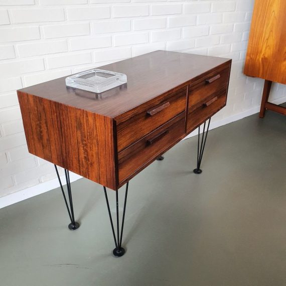 Deens Palissander Ladenkastje met 4 lades, op hairpinlegs - B86xD40xH61cm - in mooie goede staat met wat leeftijdssporen - € 475