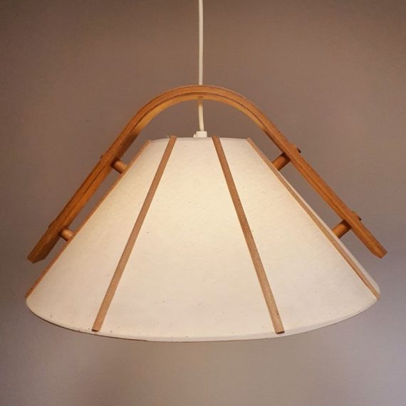 Vintage hanglamp in gebogen beukenhout en linnen stof met binnenin een kleinere kunststof kap - de designer is Jan Wickelgren voor Aneta Belysning Zweden jr 70 - Ø 45 cm snoer 50 cm - in goede staat met leeftijdssporen op het linnen (wat kleine stipjes/vlekjes) - € 75