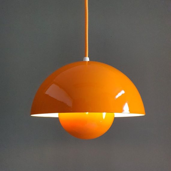 Vintage Flowerpot lamp door Verner Panton voor Louis Poulsen, Deens design - zacht oranje geëmailleerd, in goede vintage staat, het onderste kapje bij de gaatjes van de ophanging heeft wat emaille er af, wat een mooi vintage patina geeft - Ø 22 cm met oranje stoffen snoer van ongeveer 150 cm - sold