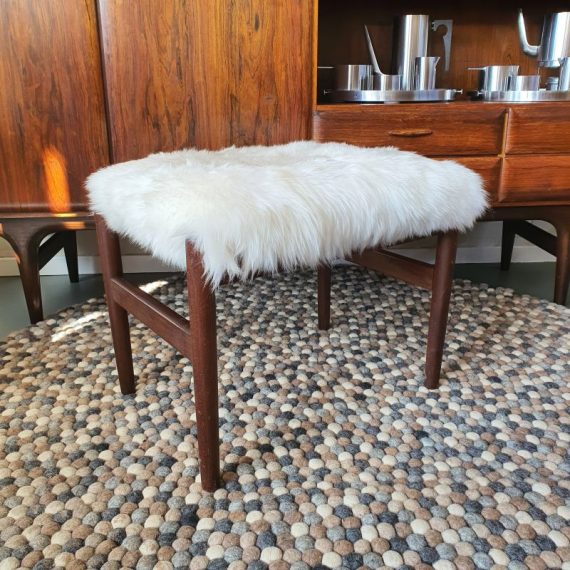 Deens design Teak Kruk / Footstool met heerlijk zachte vacht bekleed - 51x36cmH40cm - € 210