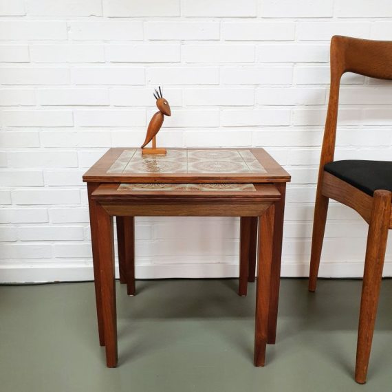 Vintage Deens design Tafelset Nestingtables - met sfeervolle tegeltjes - ze schuiven vast in elkaar - 47,5x36,5xH45,5cm - goede vintage staat - € 195
