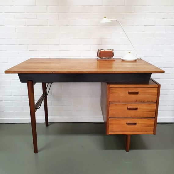 Vintage Bureau in mooi teakhout met 3 lades en een 'zwevend' blad, daaronder een zwarte rand met aan beide kanten een opbergvak - B116xD68xH75cm stoelbreedte 60cm - in mooie vintage staat met lichte gebruikssporen - € 550