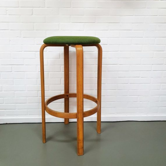 Hoge Barkruk van Georg Petersens Møbelfabrik, Ribe, Danish Bar Stool - Deens design Plywood beuken met zitting in groene (ploeg)stof - H82cm Ø43cm - in goede vintage staat met mooi patina, de stof en de zitting zijn goed - €125