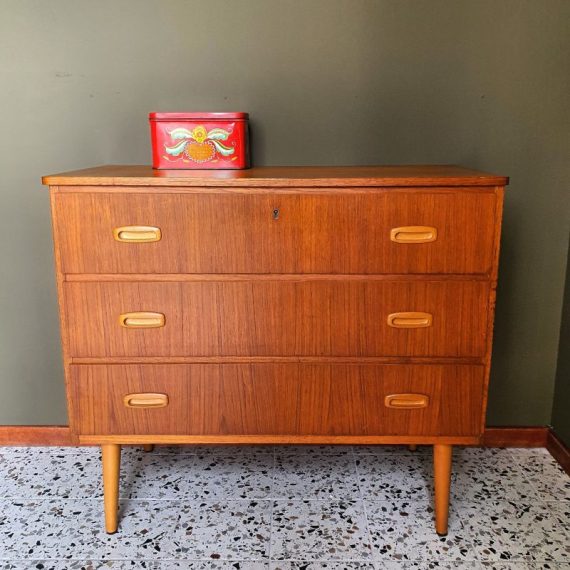 Vintage Zweeds design Ladenkast - 3 lades, teak, geen sleutel aanwezig, met greepjes in contrasterende kleur hout - L82xB40xH72cm - in goede vintage staat met wat lichte sporen van leeftijd - € 350