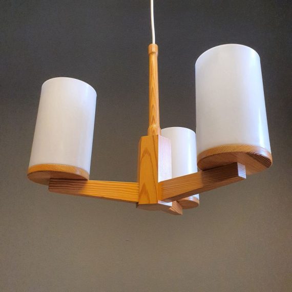 Scandinavische Hanglamp in grenen hout met 3 witte kunststof kapjes - Ø36cm H34cm en met een nieuw snoer van ongeveer 1,75cm - in prima vintage staat - € 90