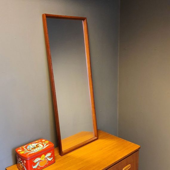 Vintage design Deense Spiegel in teak hout, mooi strak eenvoudig model, 90x36cm - met ophanghaak - in prima staat - € 215