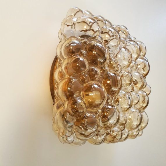 Grote Bubbellamp Plafondlamp / Plafonnière / Wandlamp van de Finse designer Helena Tynell voor Glashütte Limburg - amberkleurig bubbelglas- 27x27cm H12cm - € 300