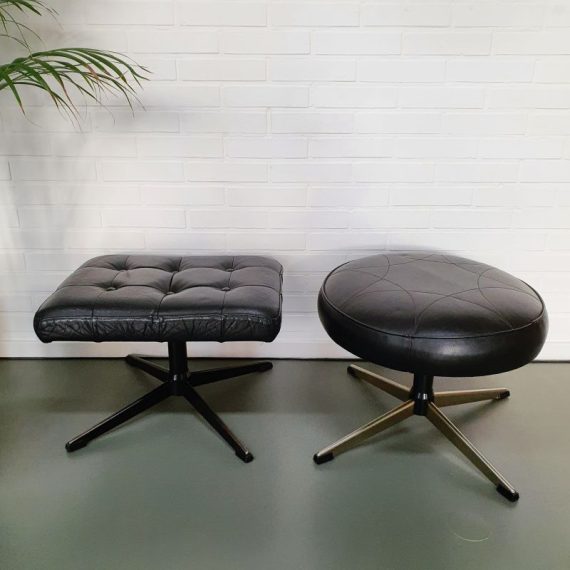 Vintage Deens design Footstool Ottoman Kruk Voetenbank in zwart leer met metalen kruispoot - Rechthoekig met zwart metalen voet L52xB38xH34cm - Rond met metalen voet - Ø50cm H36cm - beide in zeer goede staat - de rechthoekige € 170 - de ronde € 285