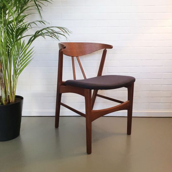 Deense teak stoel met nieuwe Ploeg bekleding in zwart Vintage Danish design chair - € 320