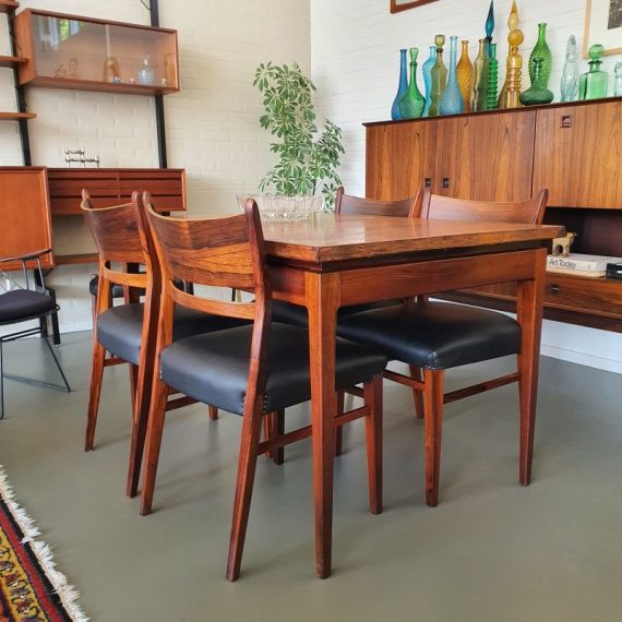 Vintage design Eettafelset -Tafel met 4 stoelen in prachtig palissander, de tafel is uittrekbaar van 120cm naar 180cm lang, D85cmxH77cm en stoelzithoogte 46cm - de stoelen zijn nieuw bekleed met zwart skaileer - sold