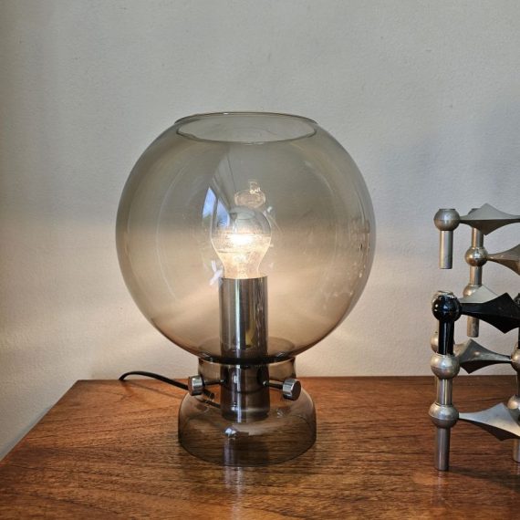 Tijdloos Vintage jaren 70 Rookglazen Tafellamp, met chroom - H31xØ25cm - in zeer goede vintage staat - € 275