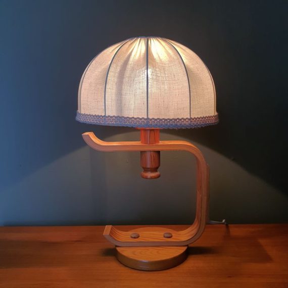 Sfeervolle Zweedse Tafellamp in grenen met linnen kap - H44xØ28cm - prima vintage staat - € 125 (we hebben ook de bijbehorende hanglamp in ons assortiment)