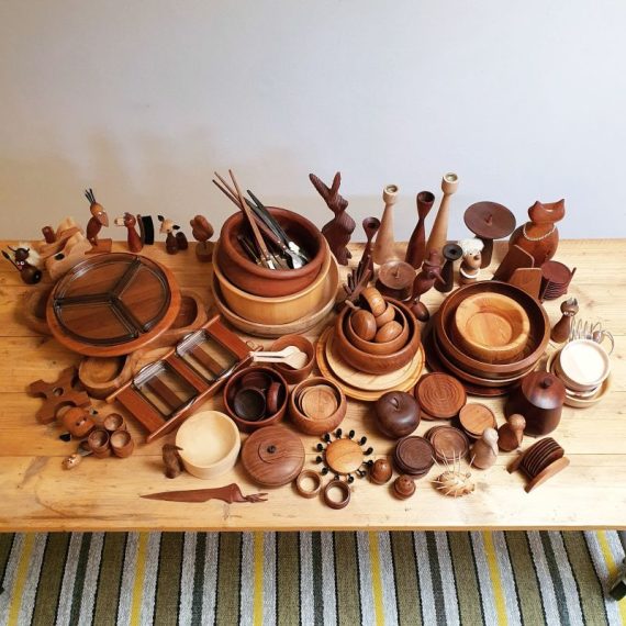 Houten Schalen, Kandelaren, Onderzetters, enz; ruim assortiment Vintage Scandinavisch design Houten Items - info en prijzen op aanvraag, of kom langs in onze showroom (op afspraak)