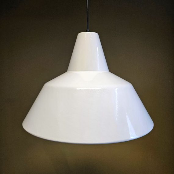 Louis Poulsen 'fabrieks'lamp type 19540 by Axel Wedel Madsen, in wit emaille - porseleinen fitting en nieuw bedraad met 150cm zwart snoer - Jaren 50 Deens design - in zeer goede staat - Ø44cm H32cm - € 260