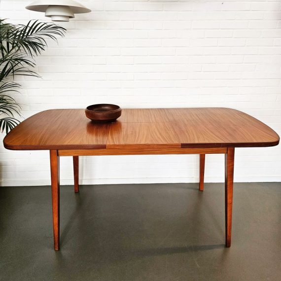 Vintage teak Eettafel uitschuifbaar van 122cm naar 162cm lang, B80xH74cm - op de foto staat het uitgeklapt - in zeer goede staat en hoogwaardig ontworpen en afgewerkt, zie de ingelegde rand van het blad, de mooie gelijkmatige houtnerf en de rondlopende hoeken - sold