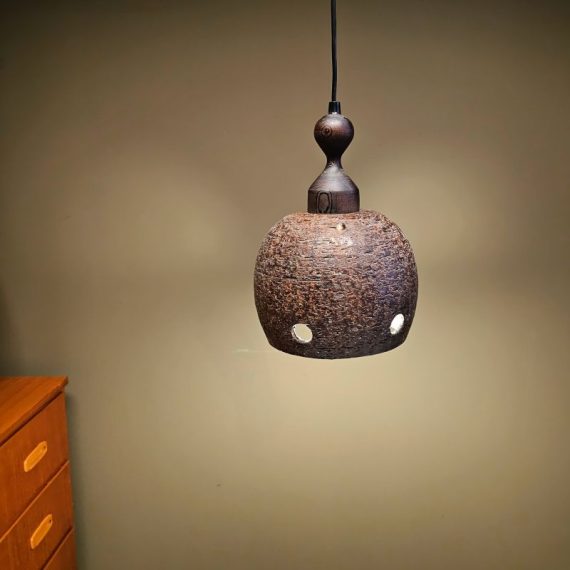Brutalistische Hanglamp in bruin keramiek met donkerbruin hout - jaren 70 - H30cm Ø18cm snoer 150cm - nieuw bedraad en in zeer goede staat - € 75
