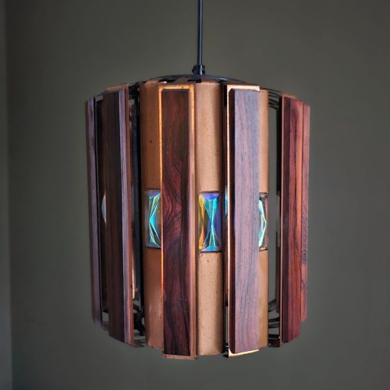 Vintage hanglamp van Werner Schou voor Coronell Elektro, Denemarken 60's - Palissander hout met roodkoper en kunststof regenboog glaasjes - in goede staat met mooi patina, voorzien van nieuwe bedrading - Ø25cm H26cm Sold