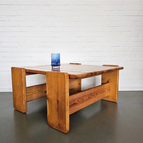 Brutalistische Salontafel in massief grenen - Scandinavisch vintage design - vierkant model H37cm 74x74cm (incl. de poten 82cm) - in zeer goede vintage staat - € 320