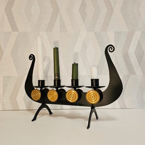 Vintage Scandinavische Viking boot Kandelaar voor 4 kaarsen - zwart metaal met 4 goudkleurige medailles aan beide kanten - Scandinavian Viking Ship Candle holder - 38x24x12cm - Zeldzaam en in zeer goede staat - sold