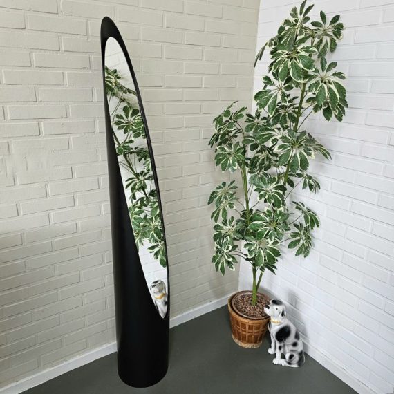 Iconische Pop art vintage Lipstick Spiegel, naar Unghia van Rodolfo Bonetto, Italiaans design jaren 70 - H165cm Ø26cm - in goede vintage staat met lichte sporen van leeftijd - Lipstick Mirror - € 340