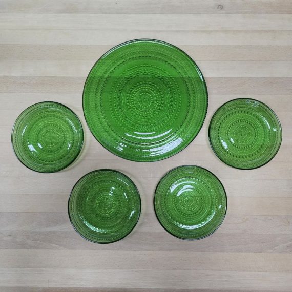 Iittala Kastehelmi platte Schaal / Taartschaal Ø31cm met 4 Borden Ø17cm - designed by Oiva Toikka 1964 Finland - Kastehelmi betekent dauwdruppel - Setprijs € 150