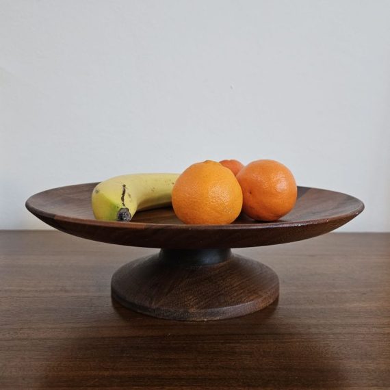 Deense houten Schaal op voet - Fruitschaal taartschaal hapjesschaal - Ø 28cm H9cm - in goede staat en gemerkt, mooi gedraaid hout - sold