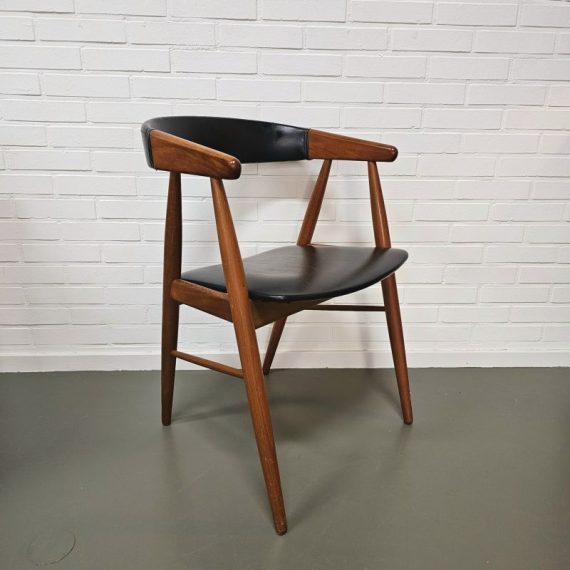 Deens design Stoel by Aksel Bender Madsen & Ejner Larsen jaren 50 / 60 - als bureaustoel ook zeer geschikt - B48xD50cm zithoogte 44cm - teakhout met skaileer, in zeer goede vintage staat - € 350