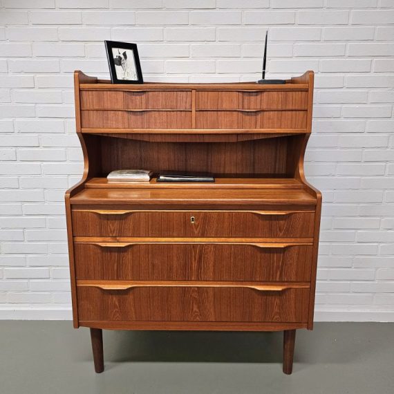 Elegante Secretaire uit Denemarken, jaren 60 - met verborgen Spiegel dus ook als Kaptafel te gebruiken! - 3 grote lades, 4 kleine, en een uitschuifbaar blad (voor meer foto's; doe ons een berichtje) H112xB85xD46cm - in zeer goede staat (sleutel staat niet op de foto maar is er bij) - € 765