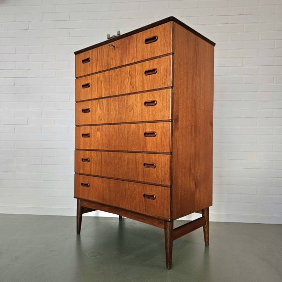 Teak Ladenkast met 6 lades (waarvan de bovenste met slot en sleutel), Vintage Deens design. in goede vintage staat met wat lichte sporen van leeftijd - 115x76x43cm - sold