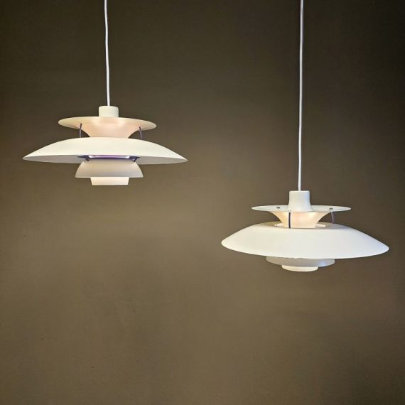 Set Vintage witte PH5 Lampen - Poul Henningsen voor Louis Poulsen DK- ø50cm - in zeer goede vintage staat, indentiek aan elkaar en voorzien van nieuw stoffen snoeren en nieuwe metalen plafondkappen - Sold