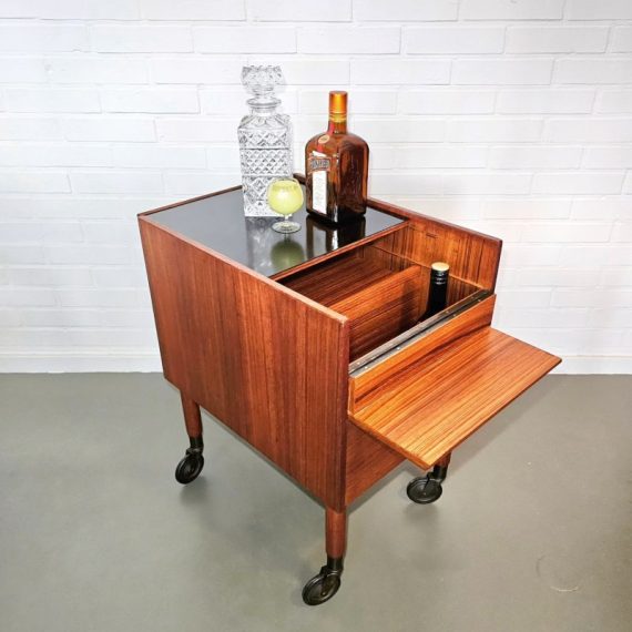 Zeldzame Bar Cart Trolley Drankenwagen Serveerwagen - Made in Sweden jaren 60 - met groot vak (aan de andere kant, vraag naar meer foto's) een klep en een schuifbare bovenkant in zwart glad materiaal bestand tegen vochtige glazen - H62xD51xB38cm - in zeer goede vintage staat - sold