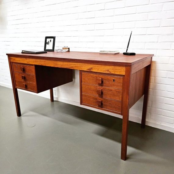 Vintage Deens design Bureau by Domino Møbler - mooi recht-toe-recht-aan model met 6 lades (sleutel niet aanwezig) - in zeer goede vintage staat - 73x135x59cm - € 520